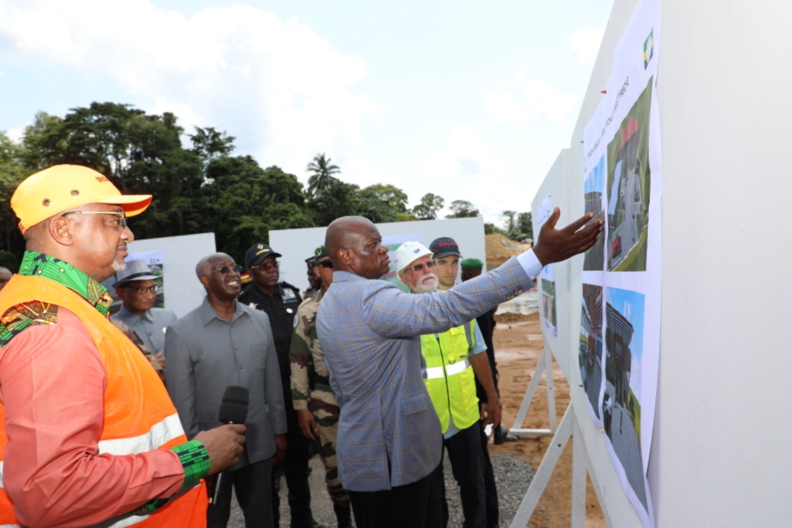 Gabon : le Président de la Transition pose la première pierre du pont d’Ebel-Abanga et lance les travaux de la route Bifoun-Lambaréné