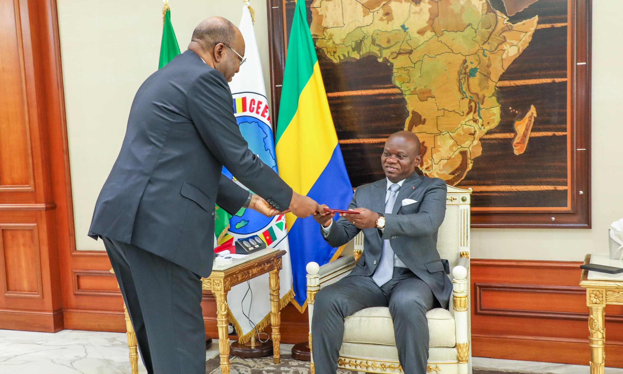 Diplomatie : Le Président Oligui Nguema reçoit l’Ambassadeur d’Angola à Libreville