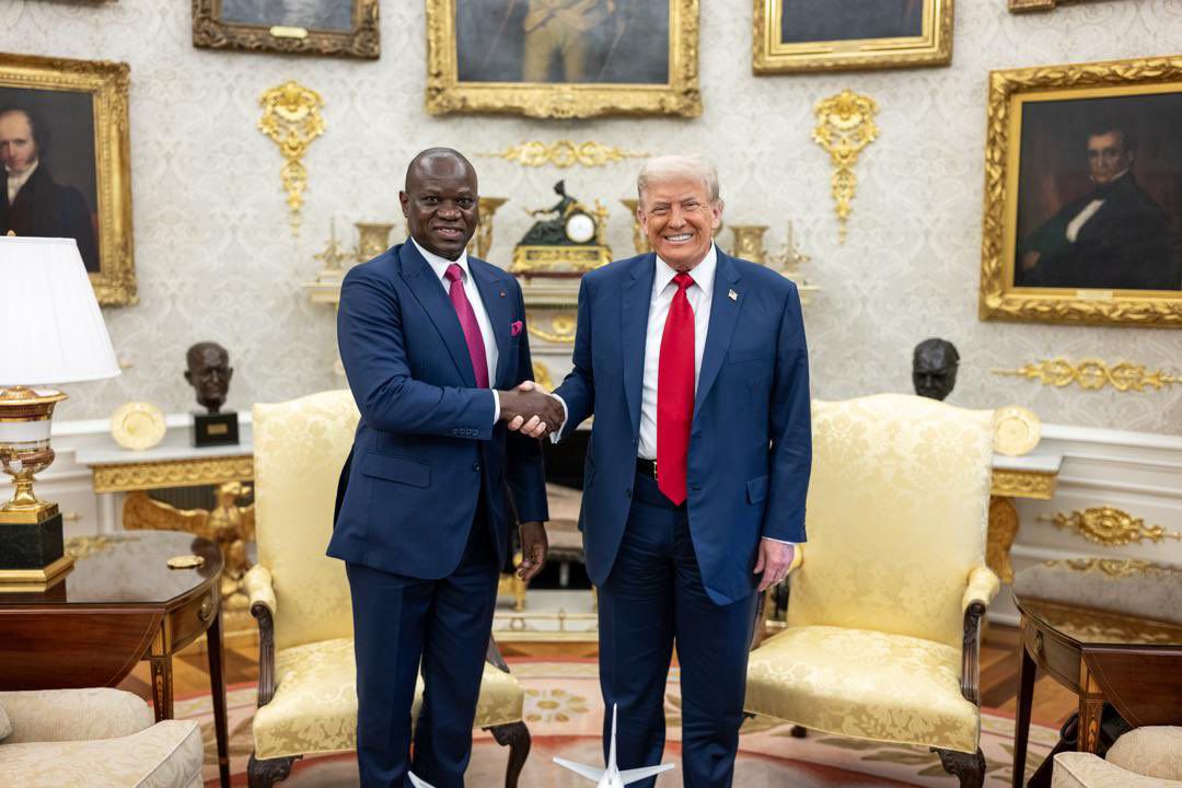 Brice Clotaire Oligui Nguema, président du Gabon, reçu au bureau ovale par le président des États-Unis, Donald Trump.